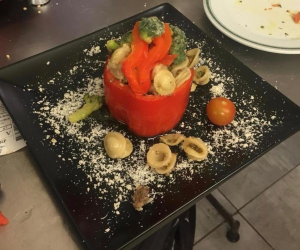 Cliquez pour agrandir Tonino présente ses orecchiette (pates) à la pugliese