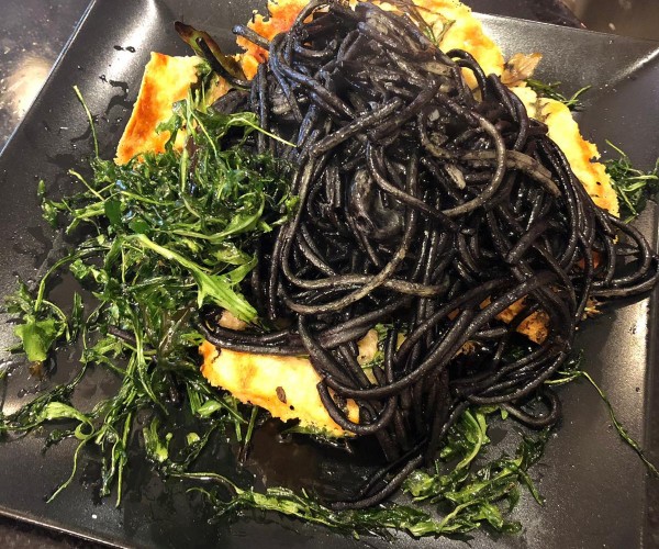 Cliquez pour agrandir Assiette de linguines à l'encre de seiche, proposée chez Tonino