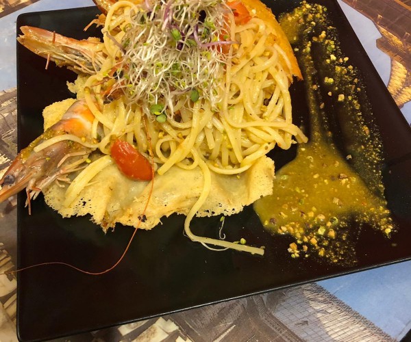 Cliquez pour agrandir Assiette de Linguines aux gambas et pistaches proposée chez Tonino